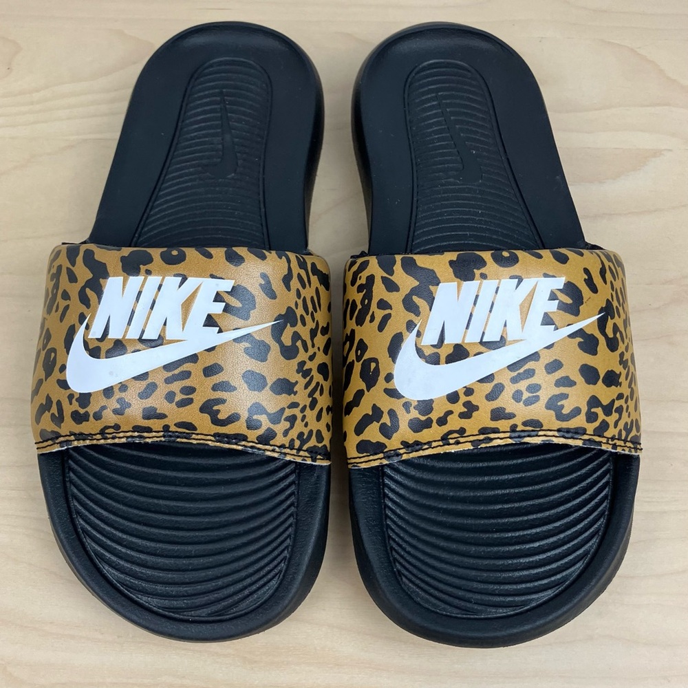 Nike Women’s Size 6.0 Victori One Slide Sandals Flip Flops Leopard Print Pattern
